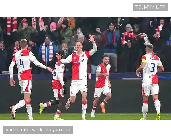 巴萨战术角球配合费尔明远射展现定位球威胁